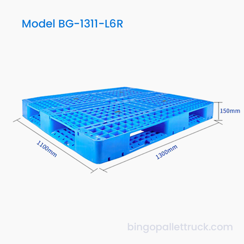 Palet din plastic rezistent la impact de 1300x1100 mm, construit pentru manipularea accidentată în depozit